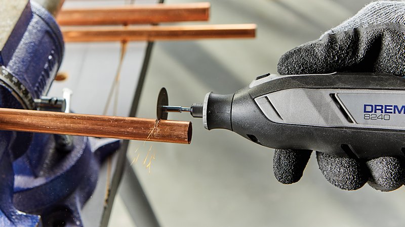 Bosch DREMEL 8240, Kabelloses Multitool, 1 x 12-V-2-Ah-Akku), 65 Zubehöre